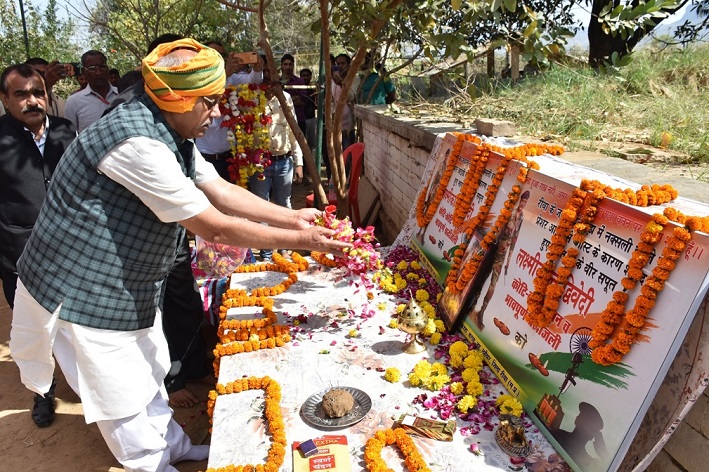 विस अध्यक्ष गिरीश गौतम ने शहीद लक्ष्मीकांत के घर जाकर परिजनों को सांत्वना दी, बोले - नक्सली मूवमेंट को नष्ट करना ही शहीद को सच्ची श्रद्धांजलि होगी